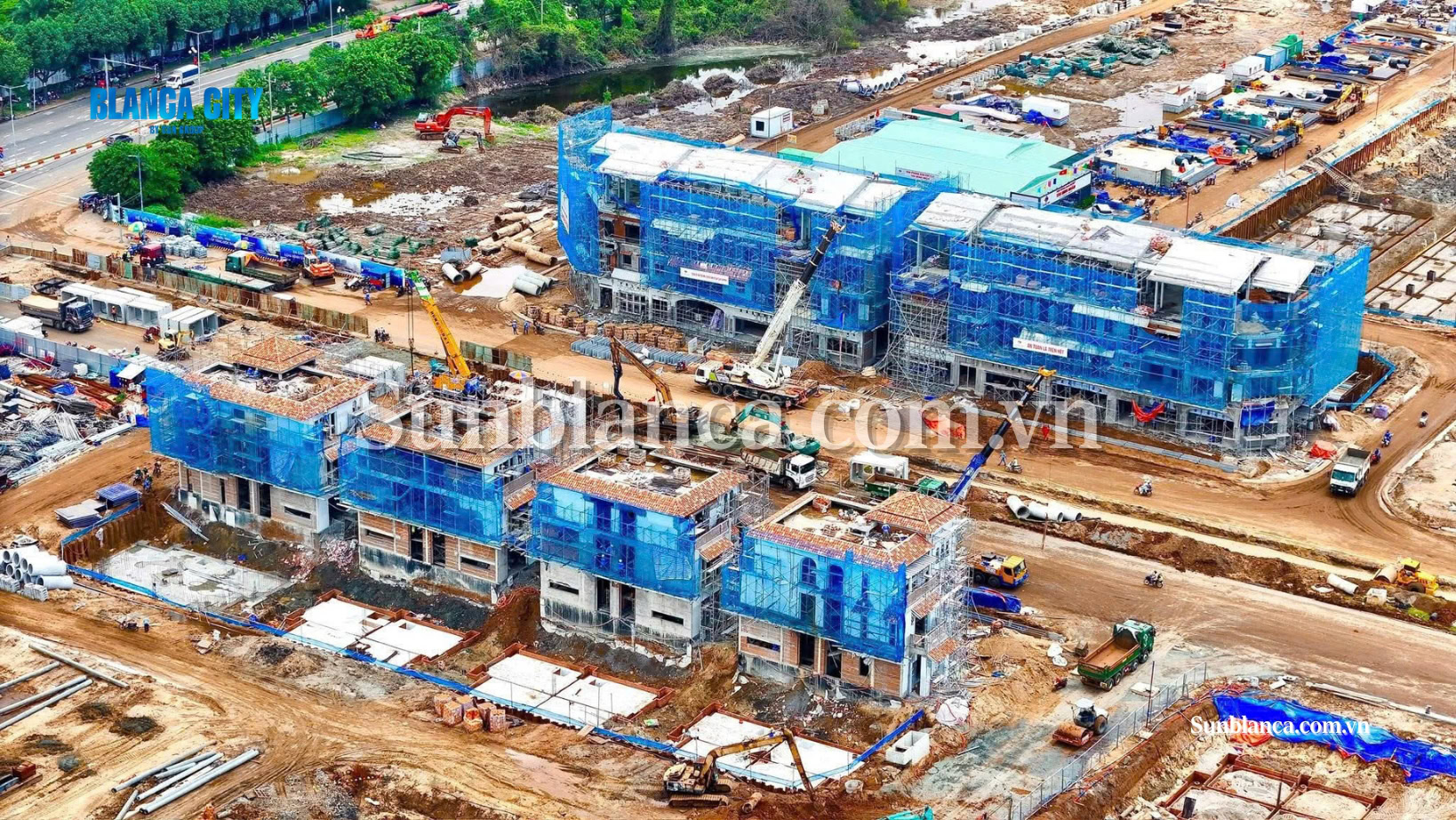 Một góc khác của khu nhà phố và biệt thự tại Blanca City đang được xây dựng.