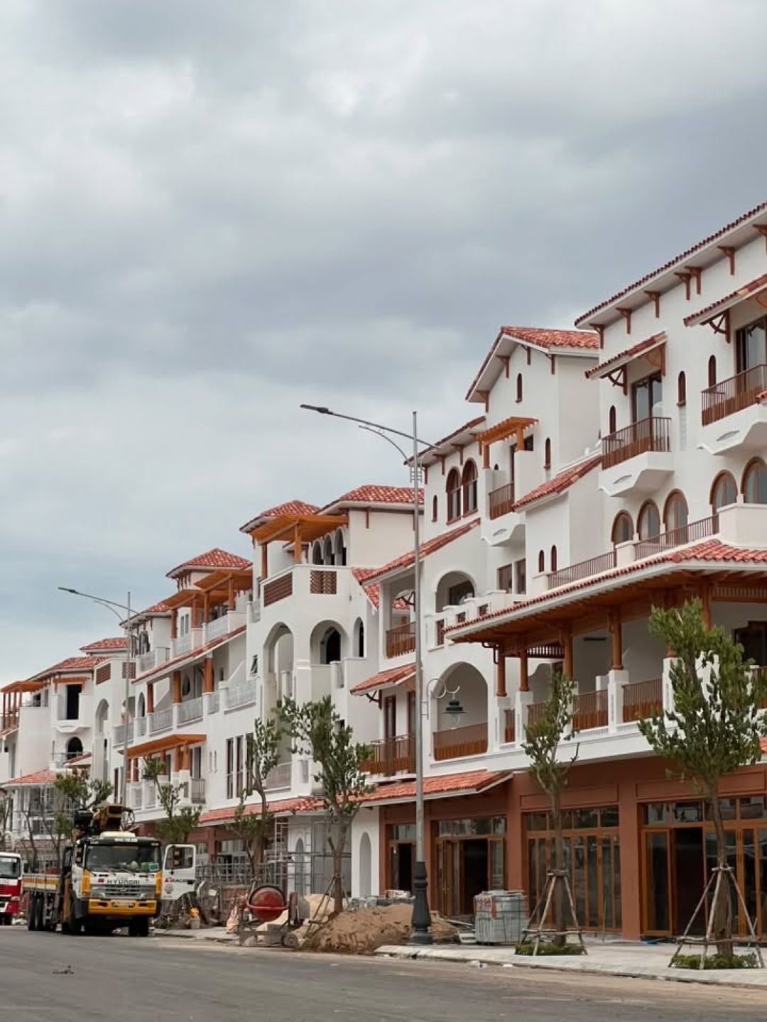 Kiến trúc mặt tiền tầng trệt nhà phố thương mại Blanca City sẵn sàng cho hoạt động kinh doanh