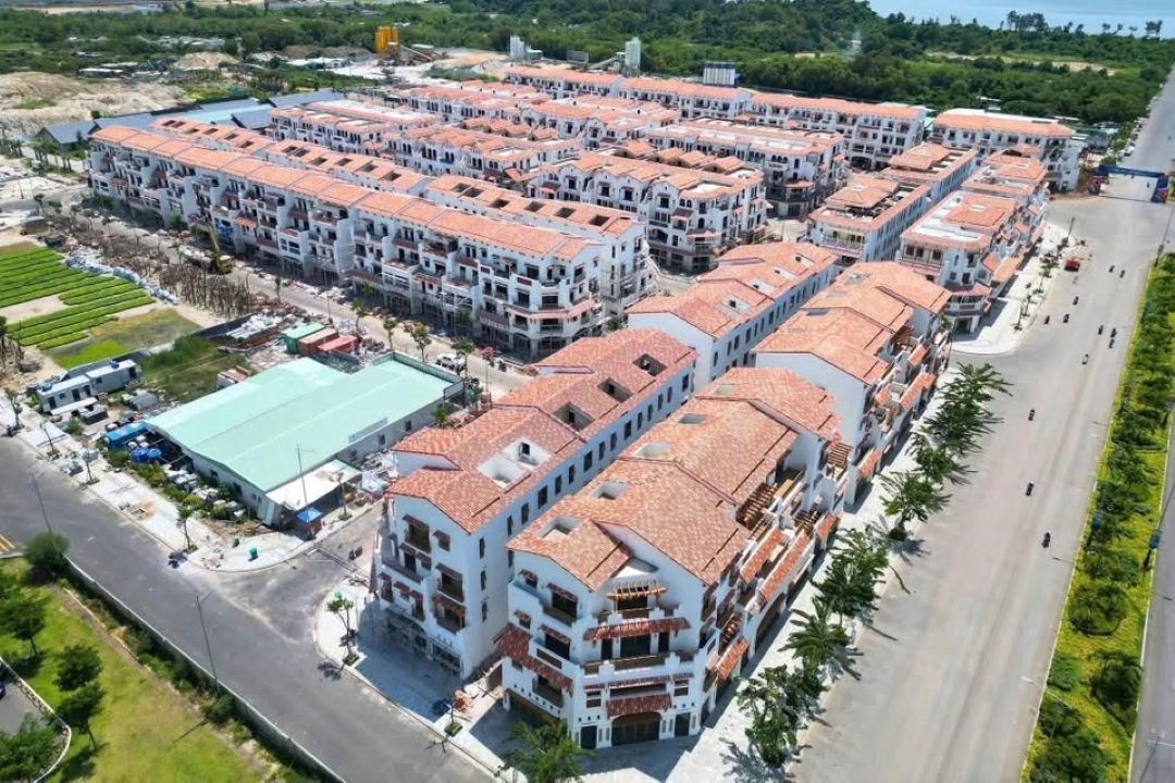 Chi tiết mặt ngoài căn shophouse góc tại dự án Blanca City với thiết kế vòm cong